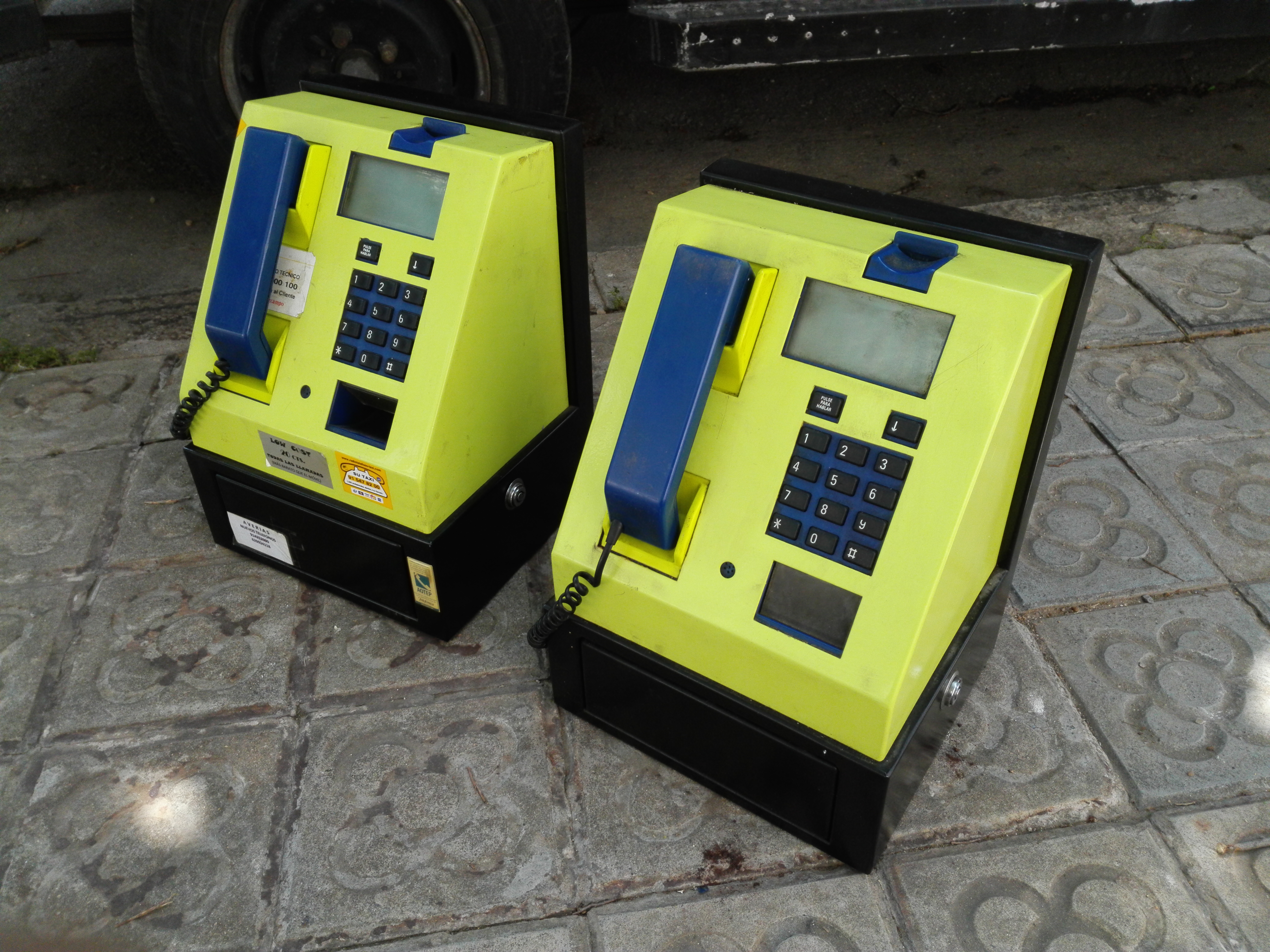 telefono publico+carcasa metal plastico 38x26.5x24.5 (30eu.) 2u